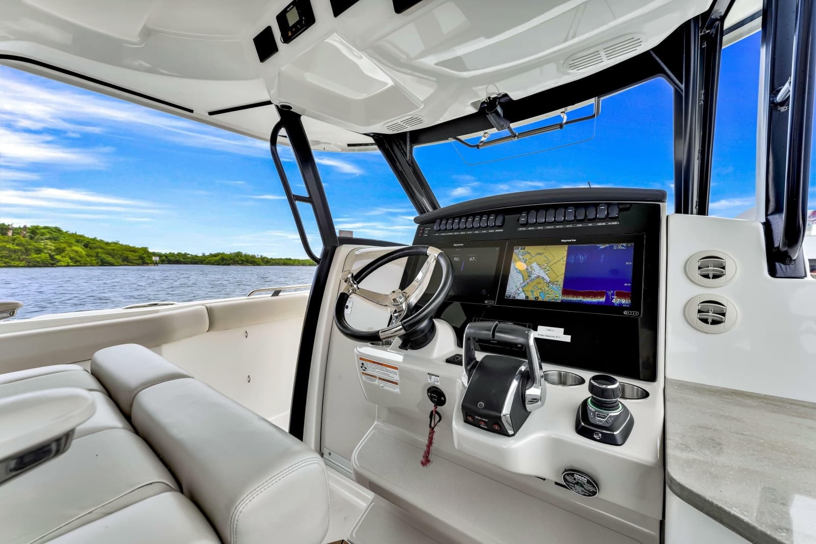 2023 Boston Whaler 350 Realm - Photo 22