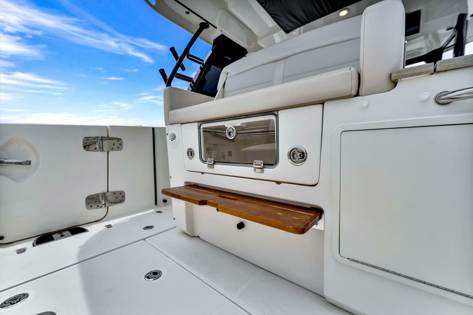 2023 Boston Whaler 350 Realm - Photo 16