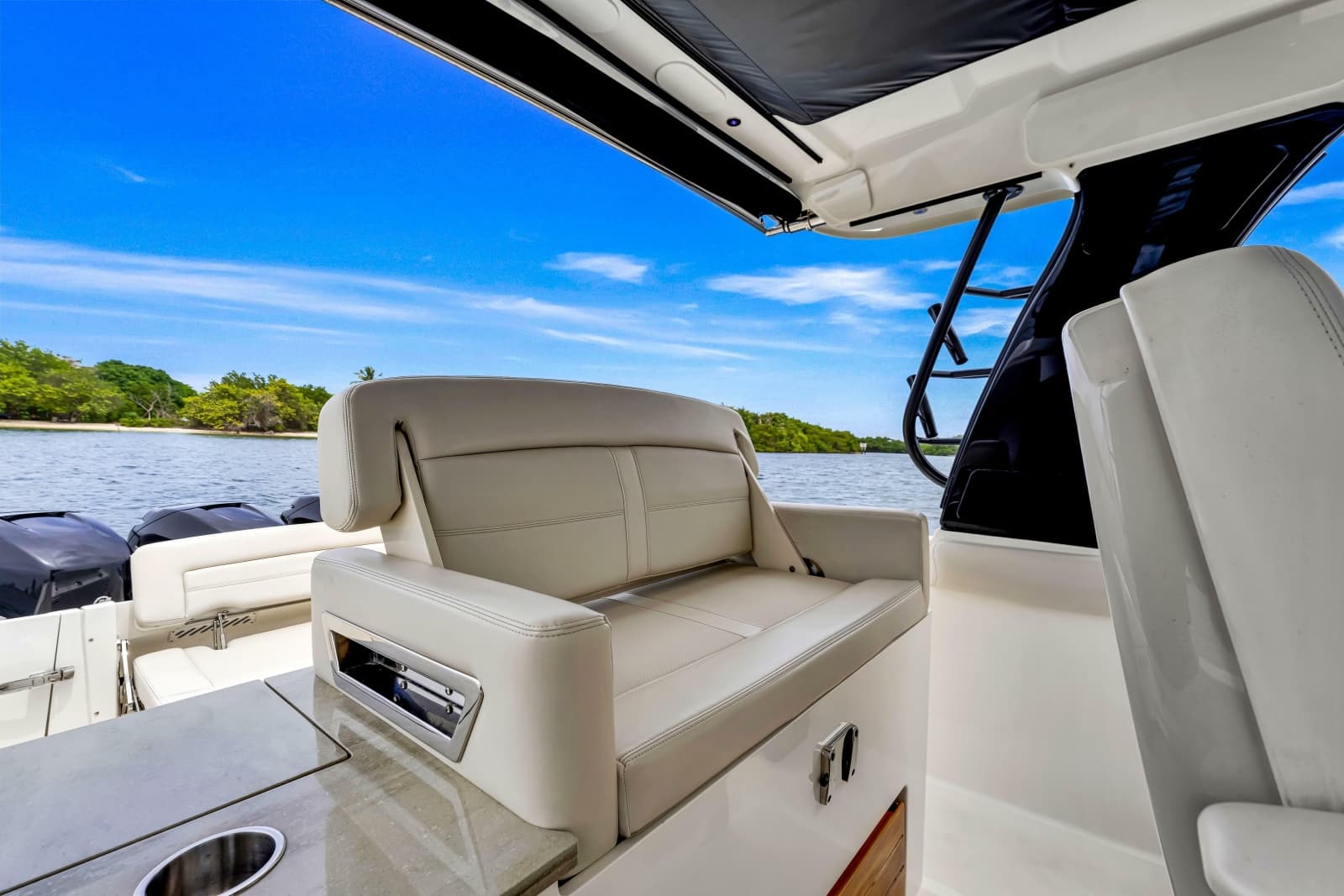 2023 Boston Whaler 350 Realm - Photo 24