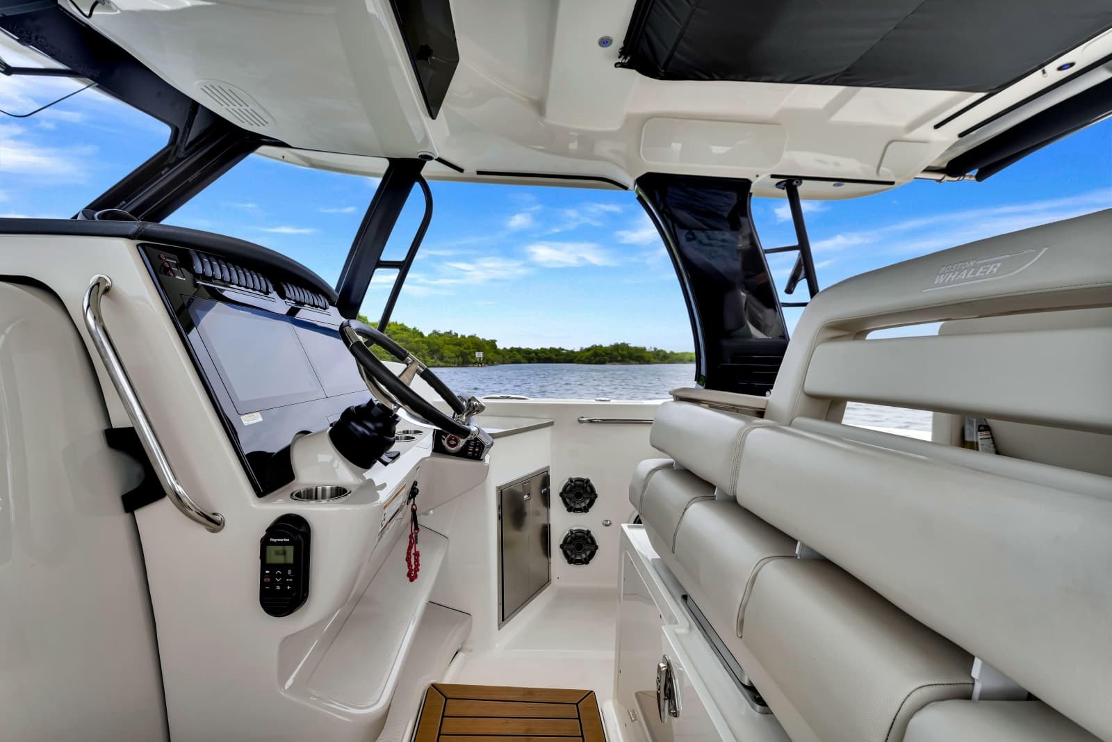 2023 Boston Whaler 350 Realm - Photo 19