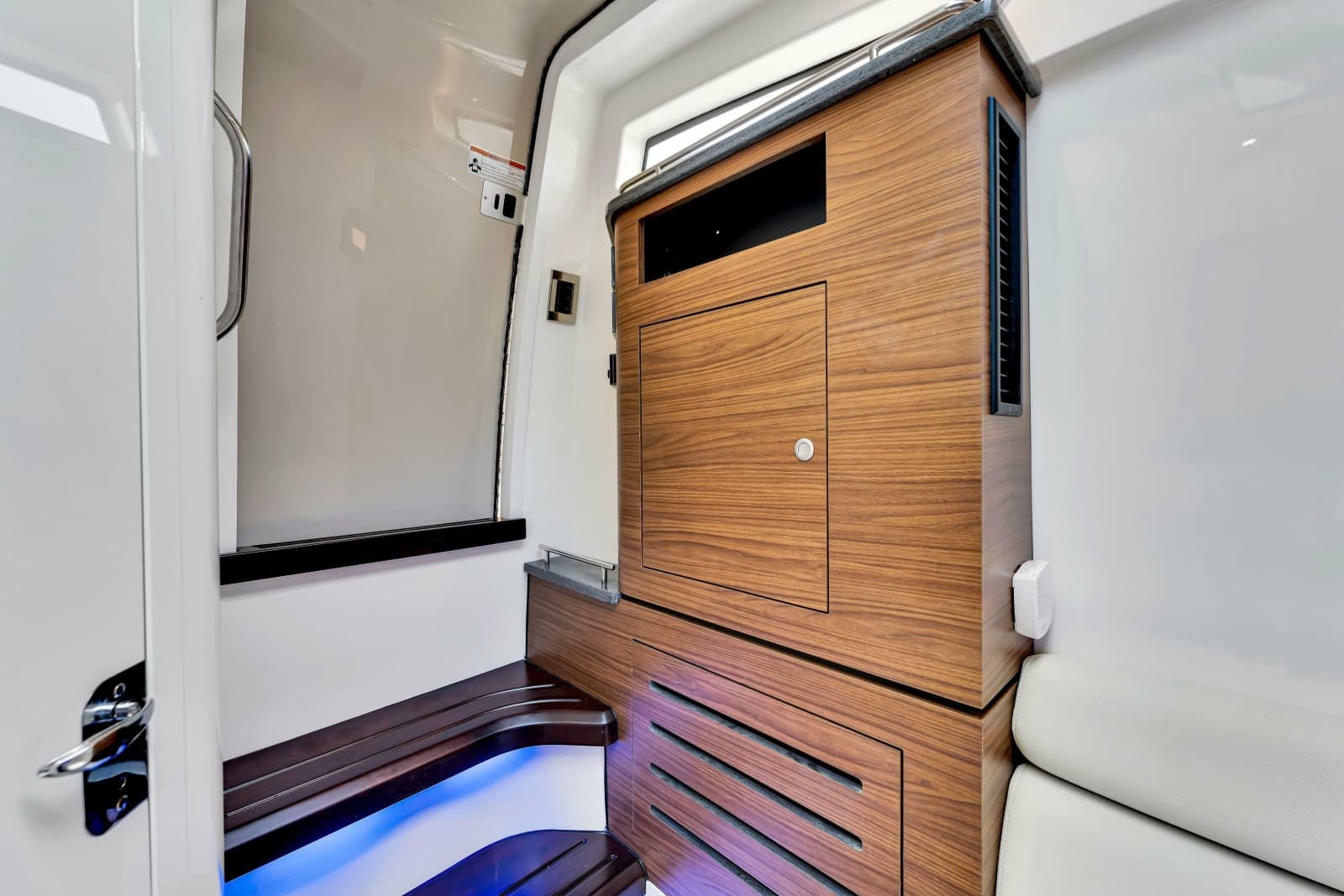 2023 Boston Whaler 350 Realm - Photo 14