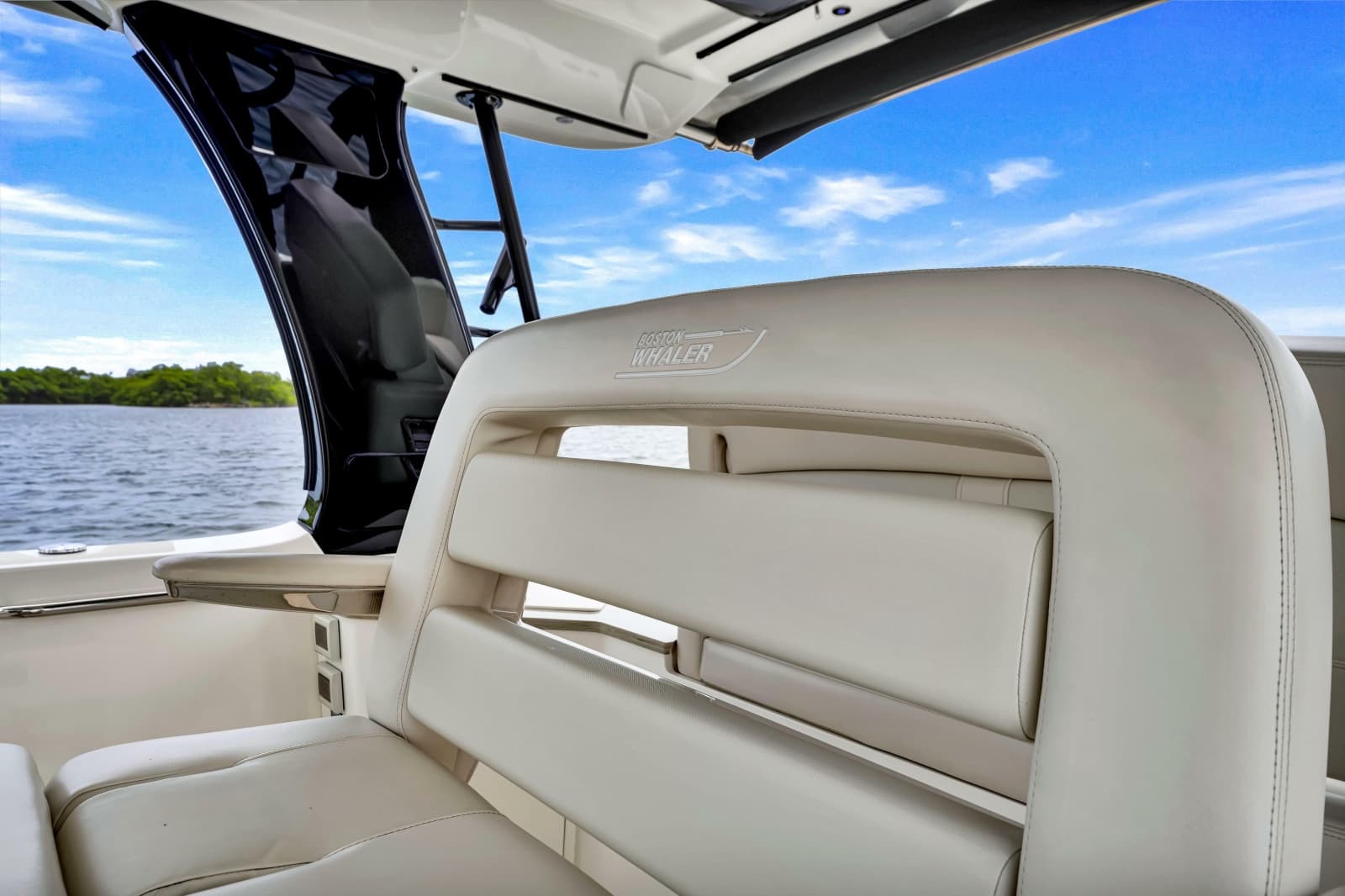 2023 Boston Whaler 350 Realm - Photo 20
