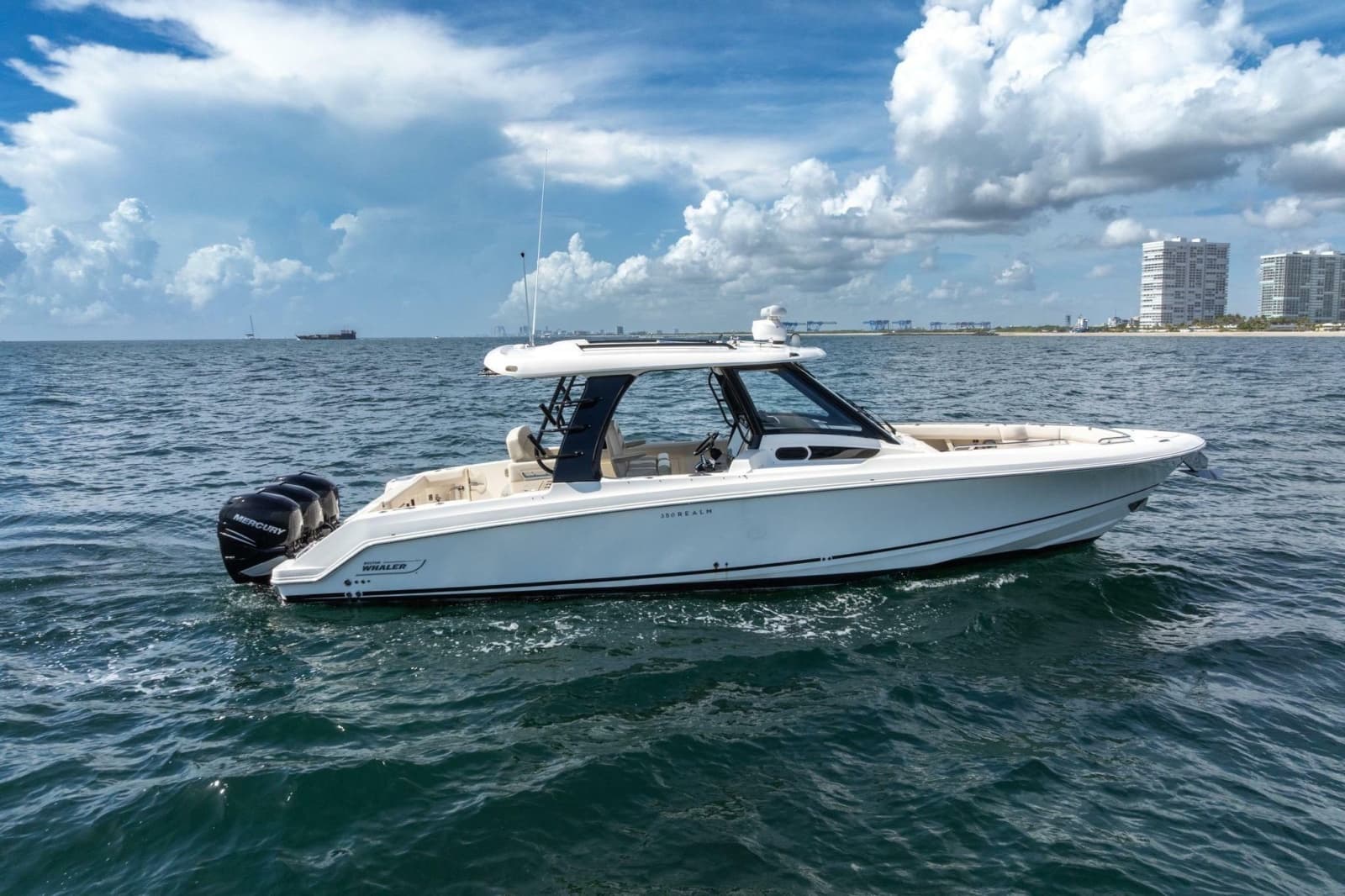 2023 Boston Whaler 350 Realm - Photo 2