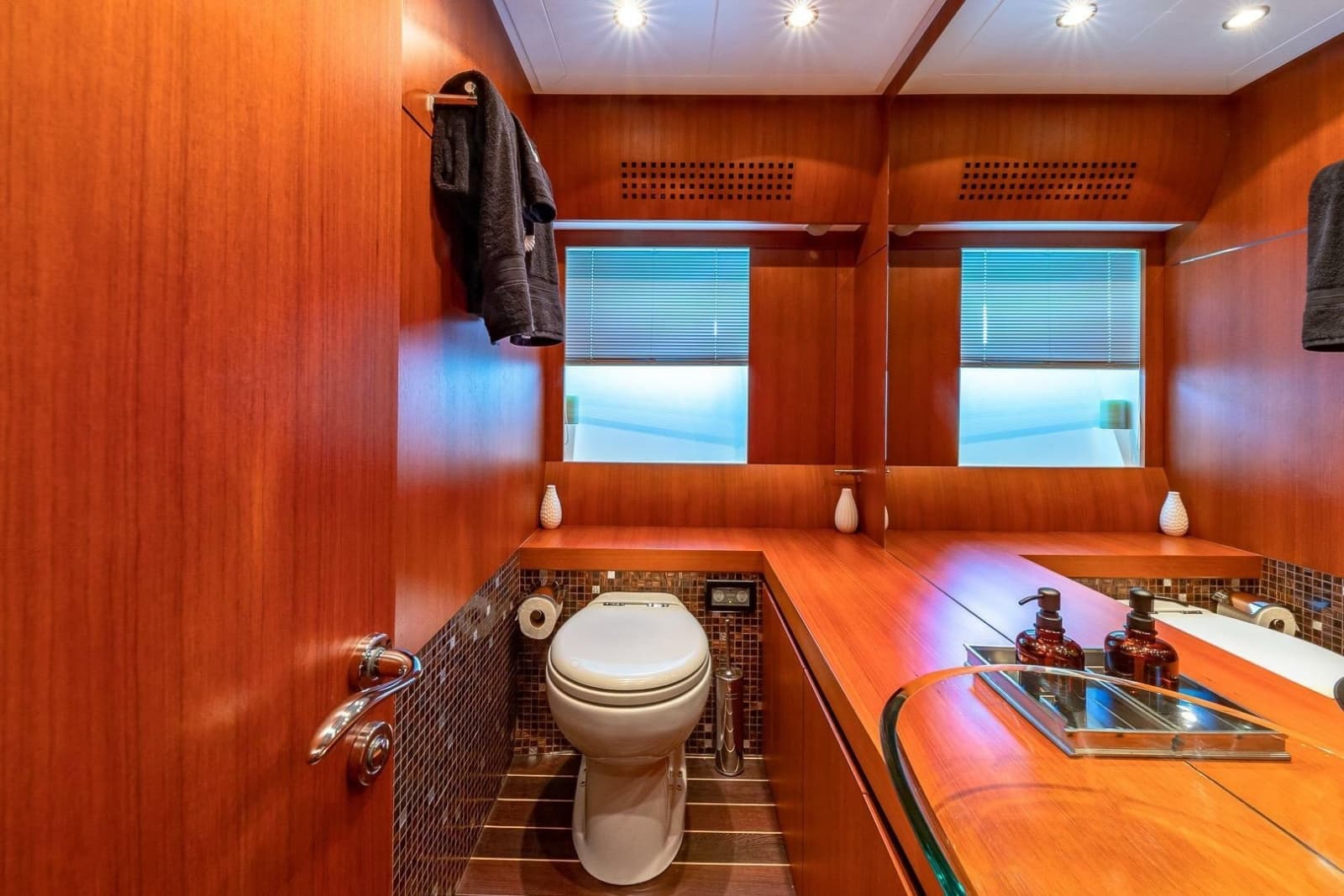 2008 Pershing 90 - Photo 39
