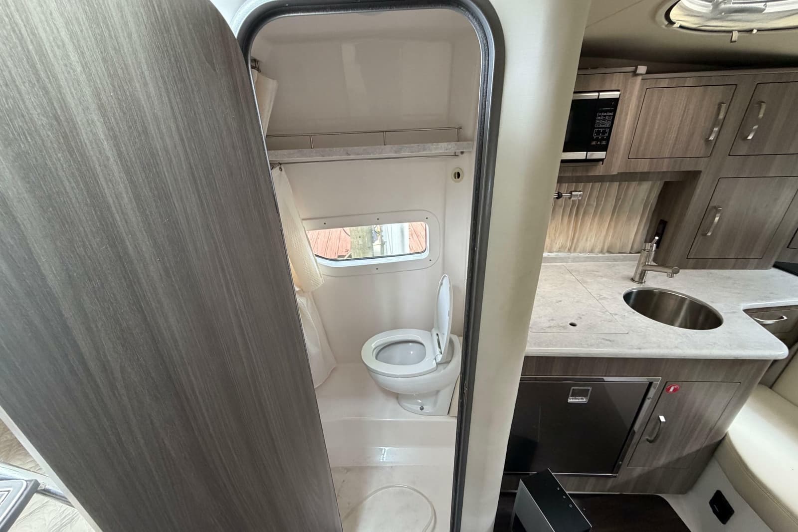 2022 Regal 33 XO - Photo 17