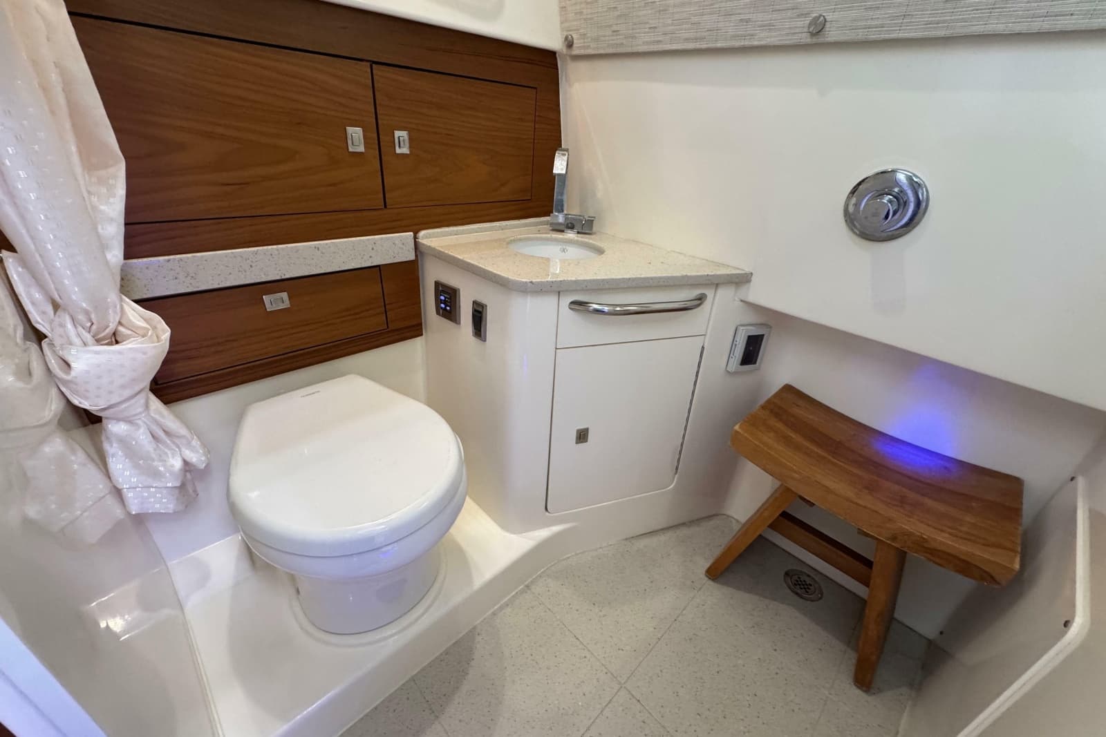 2021 Boston Whaler 420 Outrage - Photo 21
