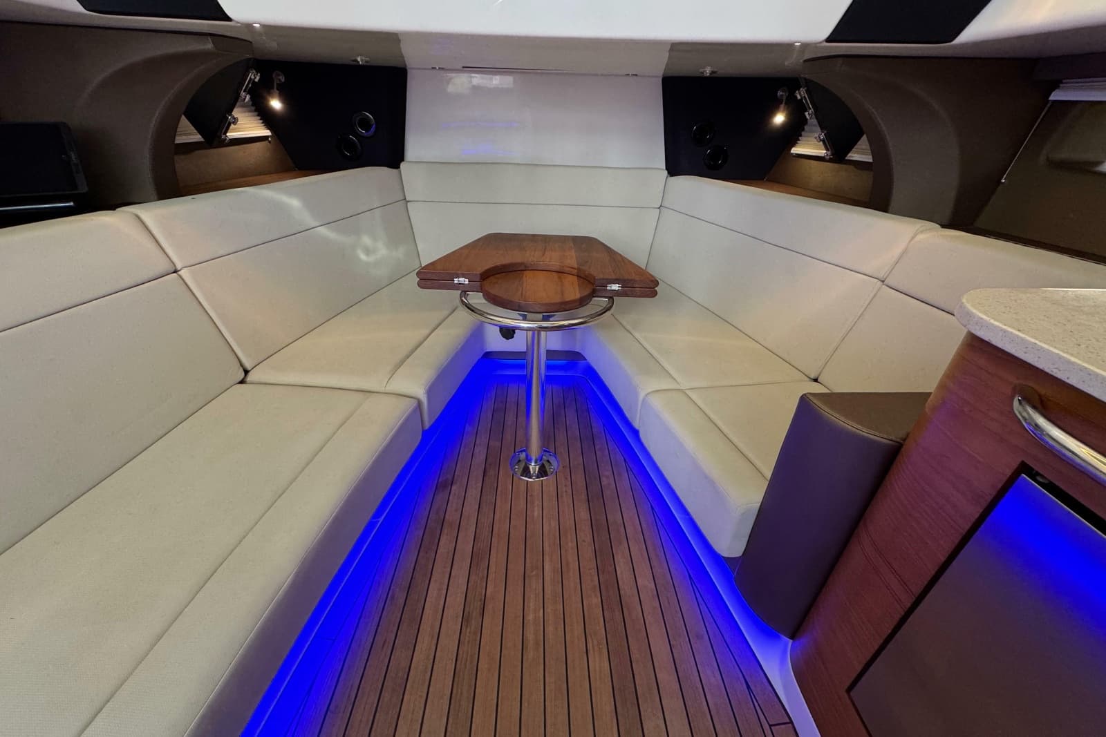 2021 Boston Whaler 420 Outrage - Photo 19