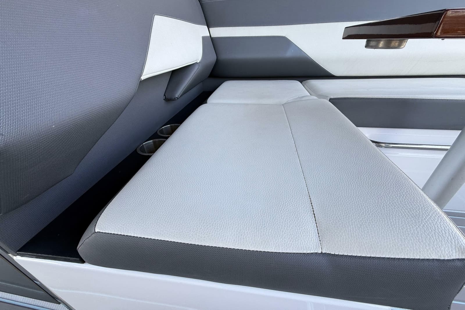 2021 Cruisers Yachts 38 GLS OB - Photo 39
