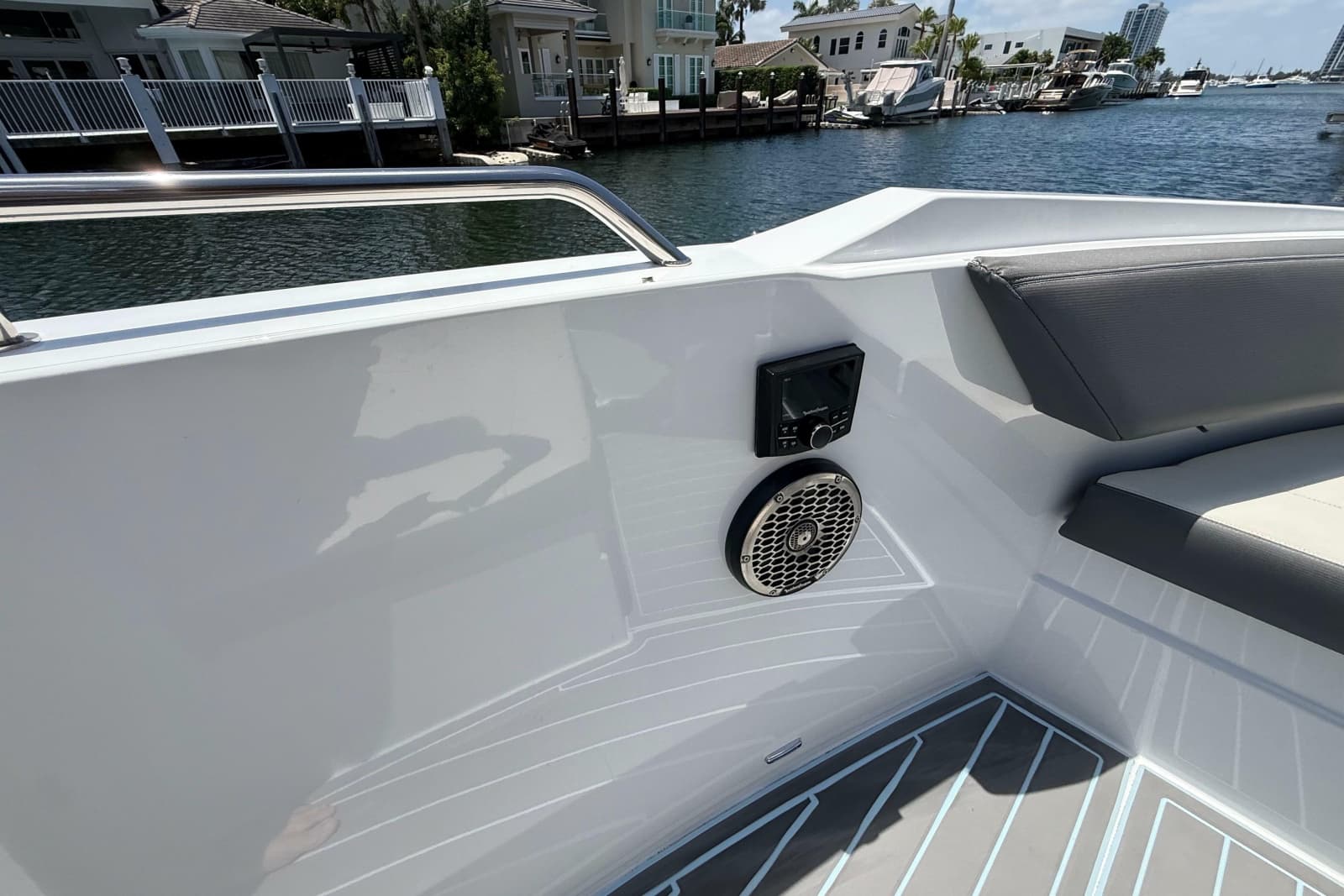 2021 Cruisers Yachts 38 GLS OB - Photo 14