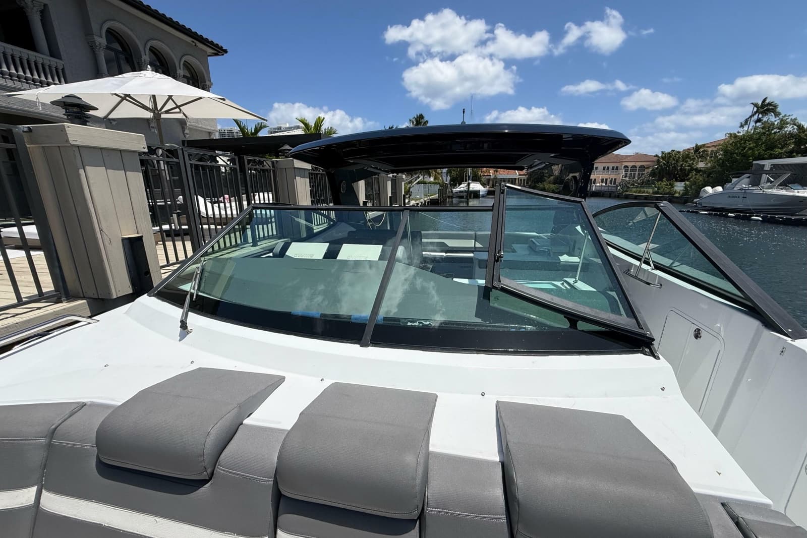 2021 Cruisers Yachts 38 GLS OB - Photo 12