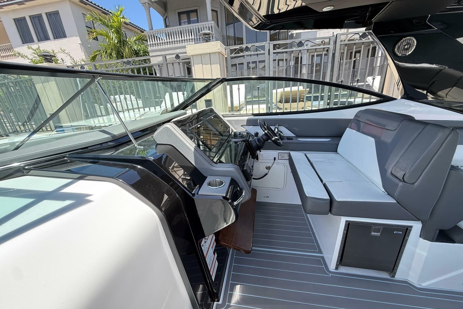 2021 Cruisers Yachts 38 GLS OB - Photo 16