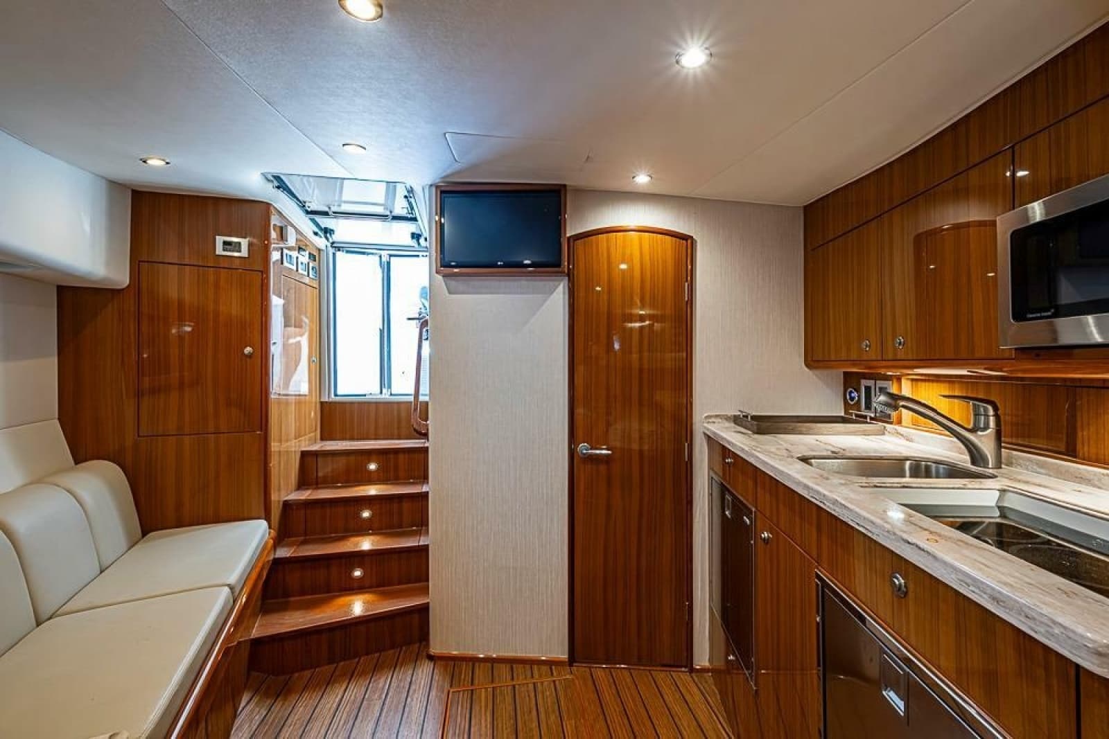 2021 Viking 38 Open - Photo 8