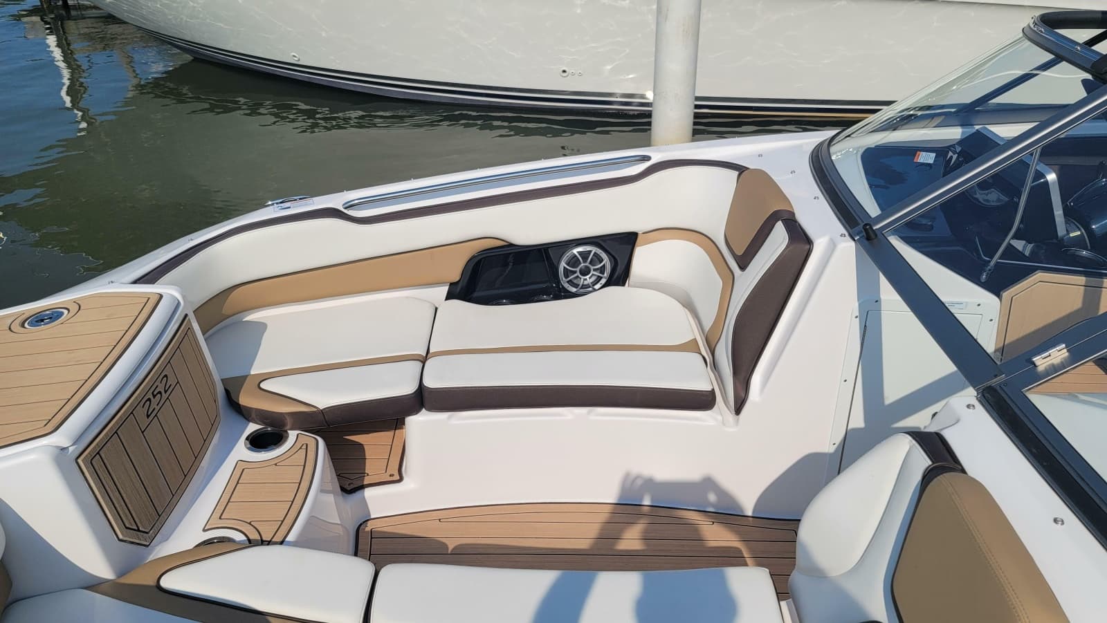 2021 Yamaha Boats 252SD - Photo 12