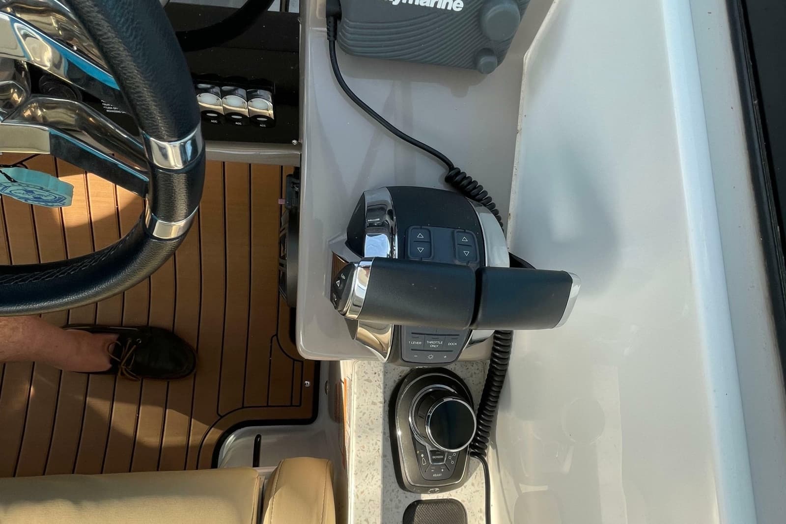 2019 Rinker EX 370 - Photo 21
