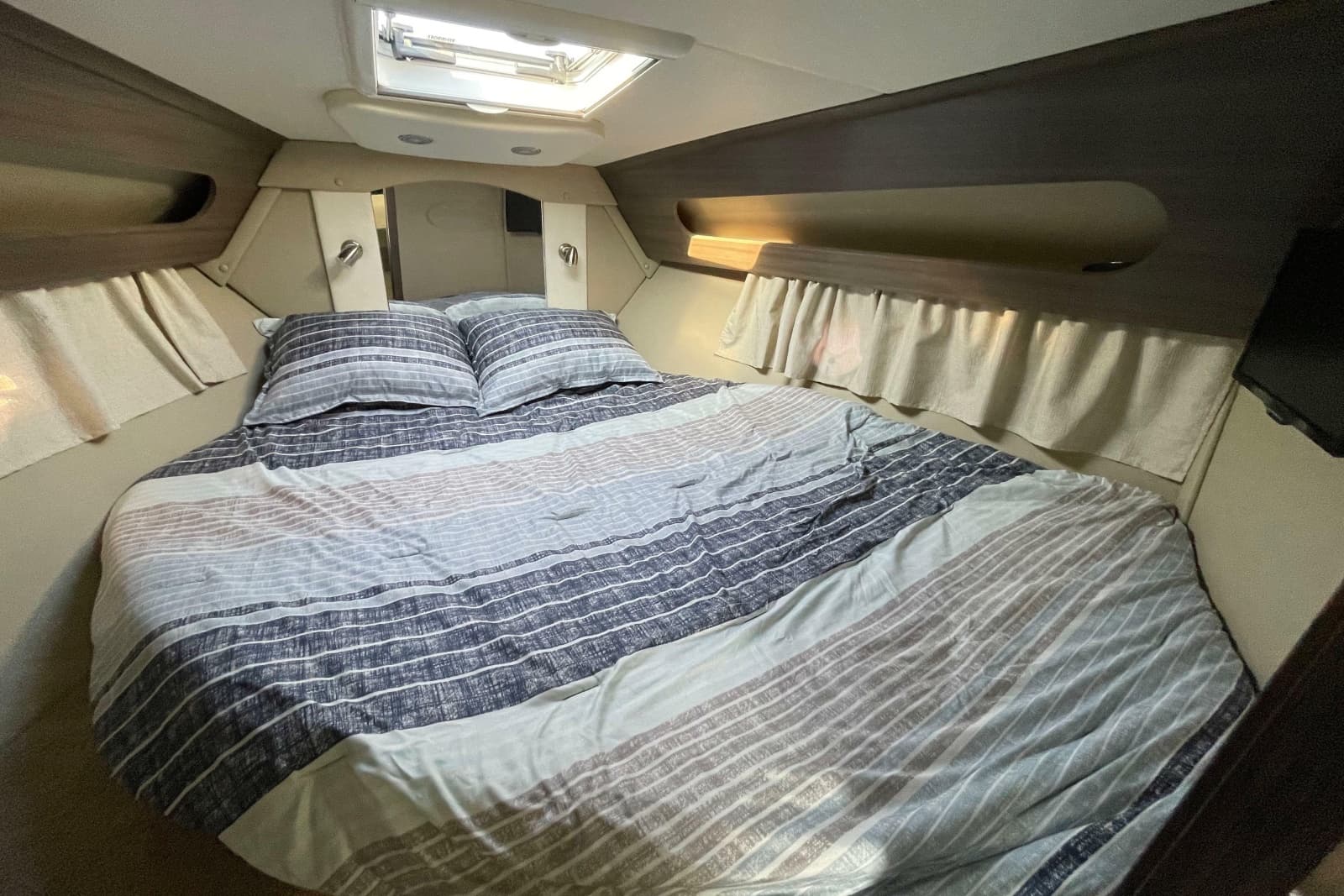 2019 Rinker EX 370 - Photo 28