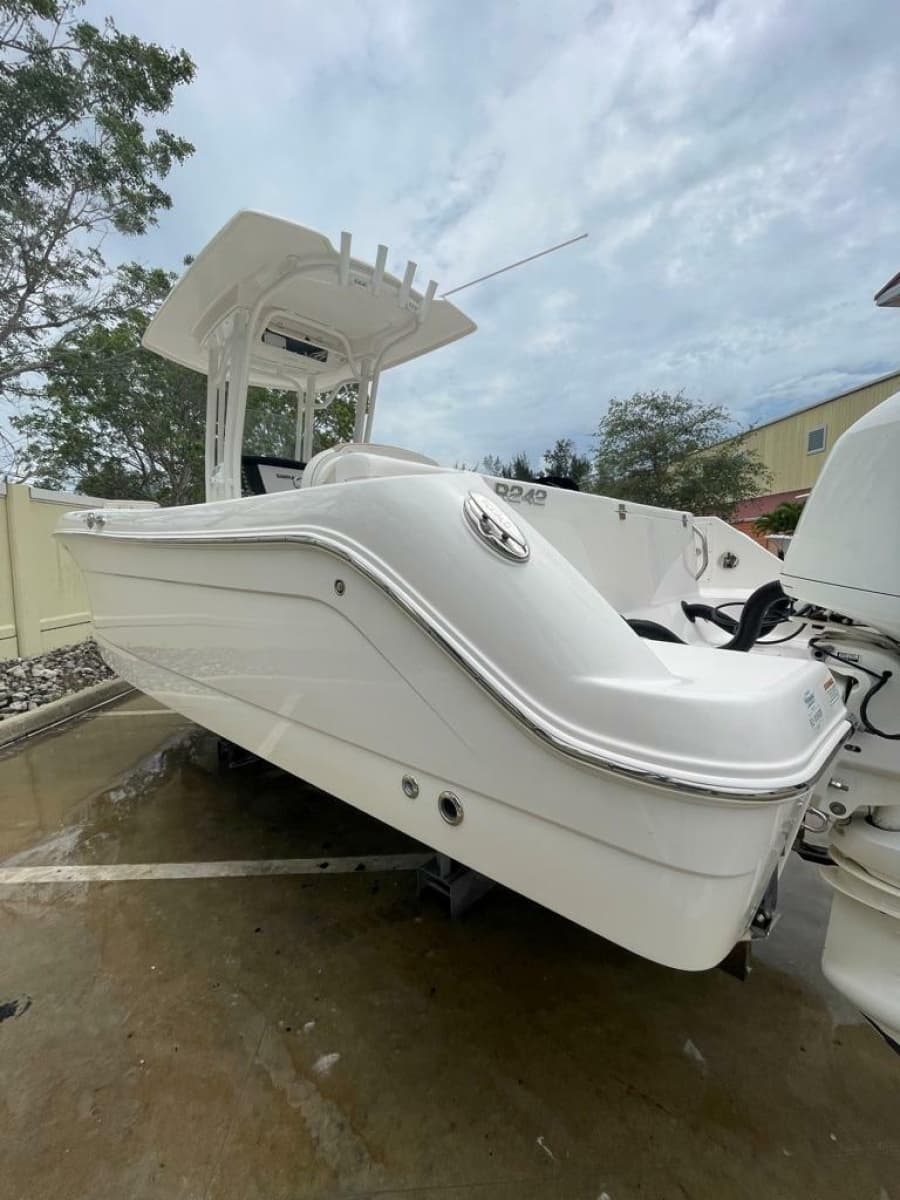 2019 Robalo R242 Center Console - Photo 5