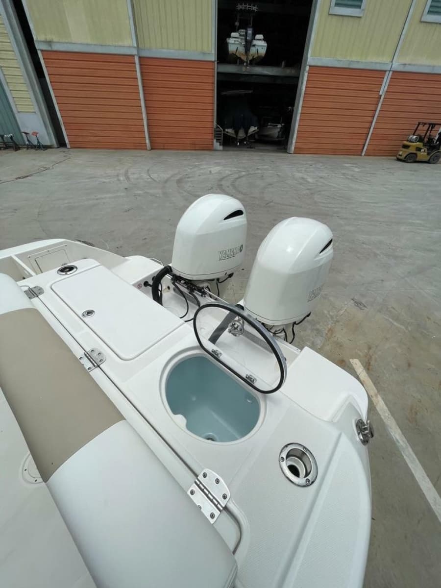 2019 Robalo R242 Center Console - Photo 12