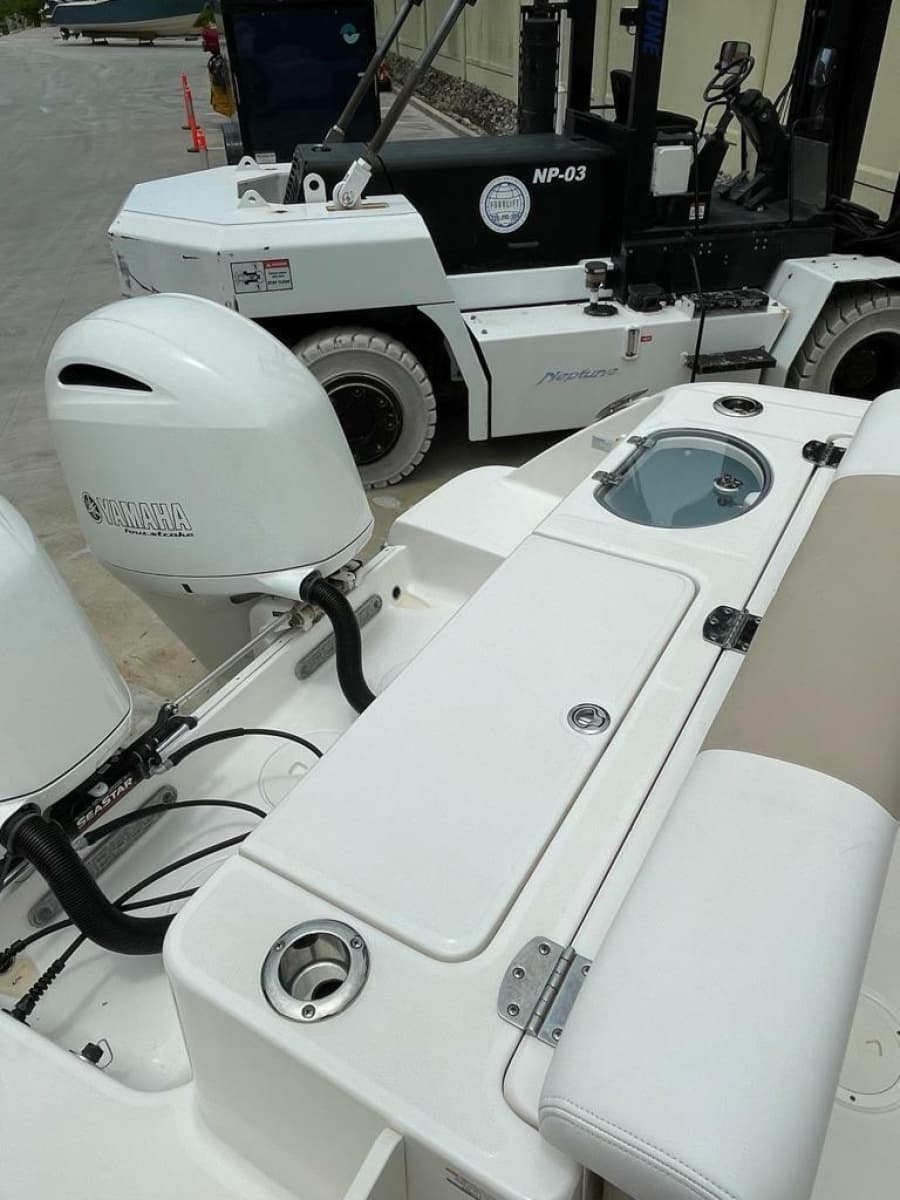 2019 Robalo R242 Center Console - Photo 10