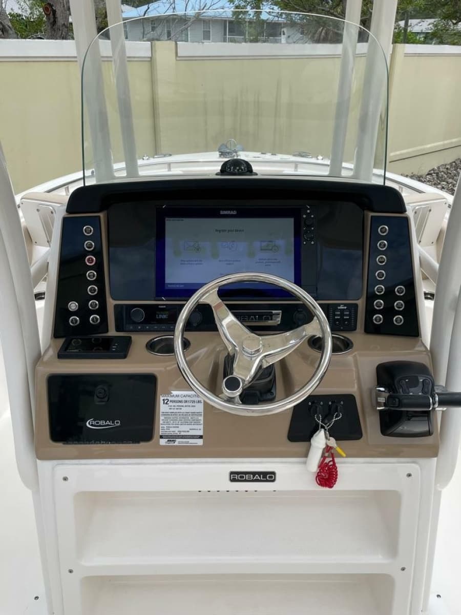 2019 Robalo R242 Center Console - Photo 25