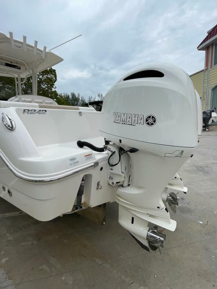 2019 Robalo R242 Center Console - Photo 9