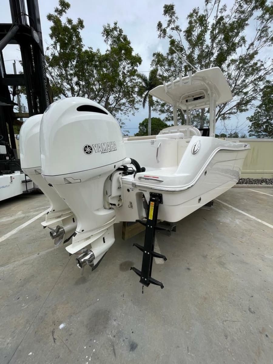 2019 Robalo R242 Center Console - Photo 8