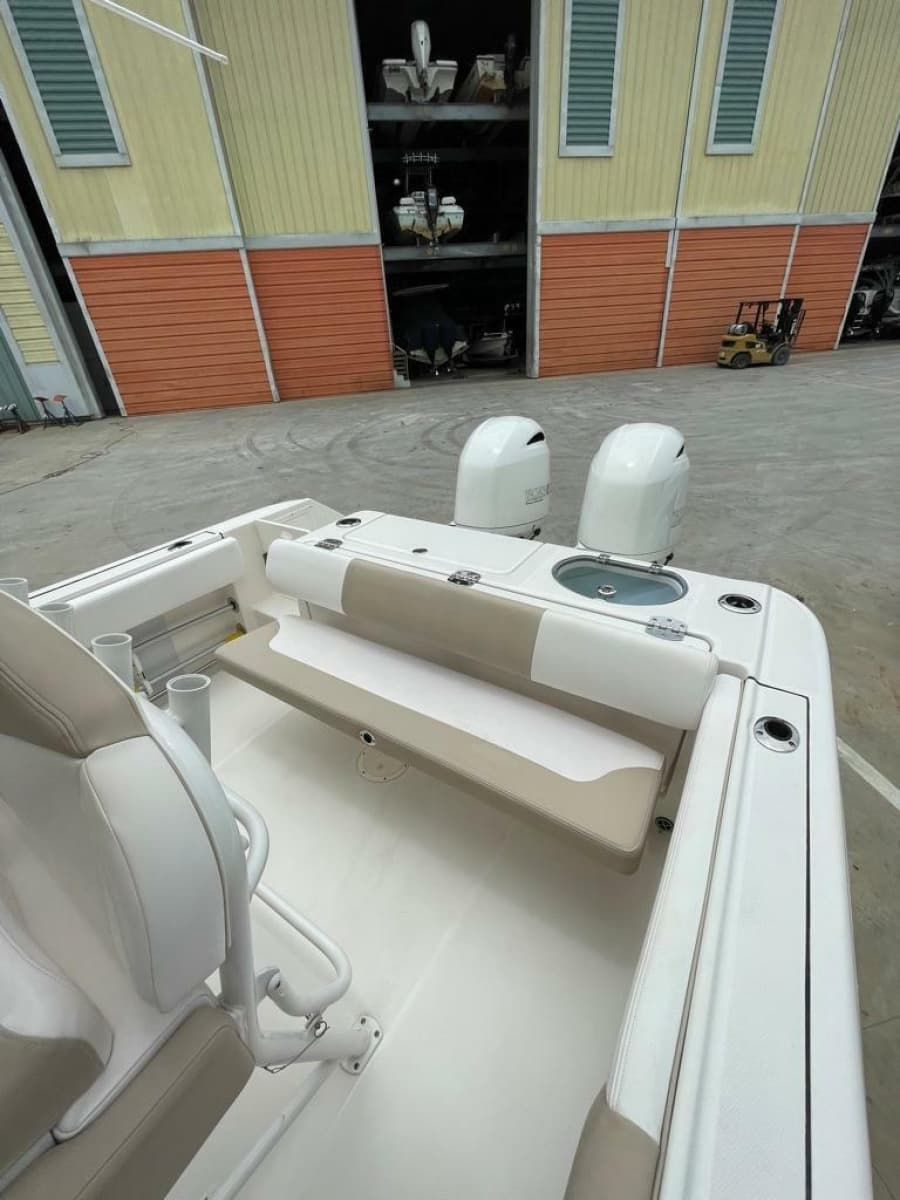2019 Robalo R242 Center Console - Photo 13