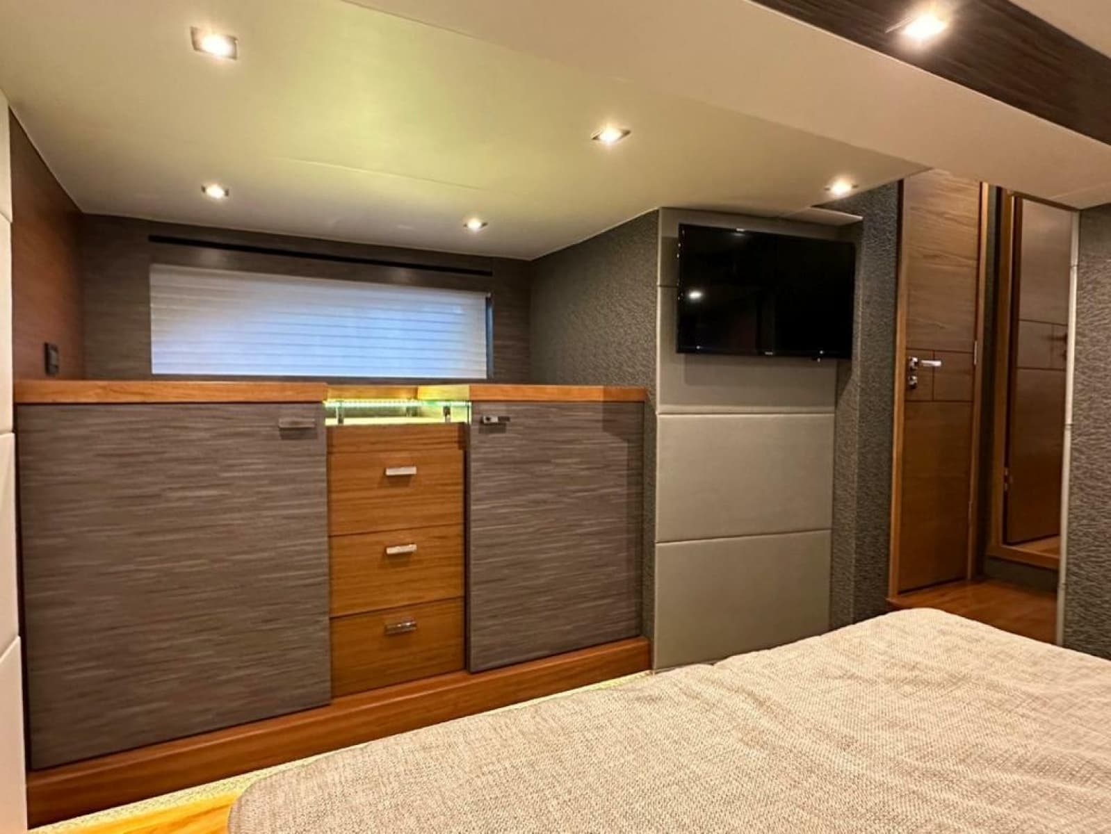 2019 Tiara Yachts C53 Coupe - Photo 16
