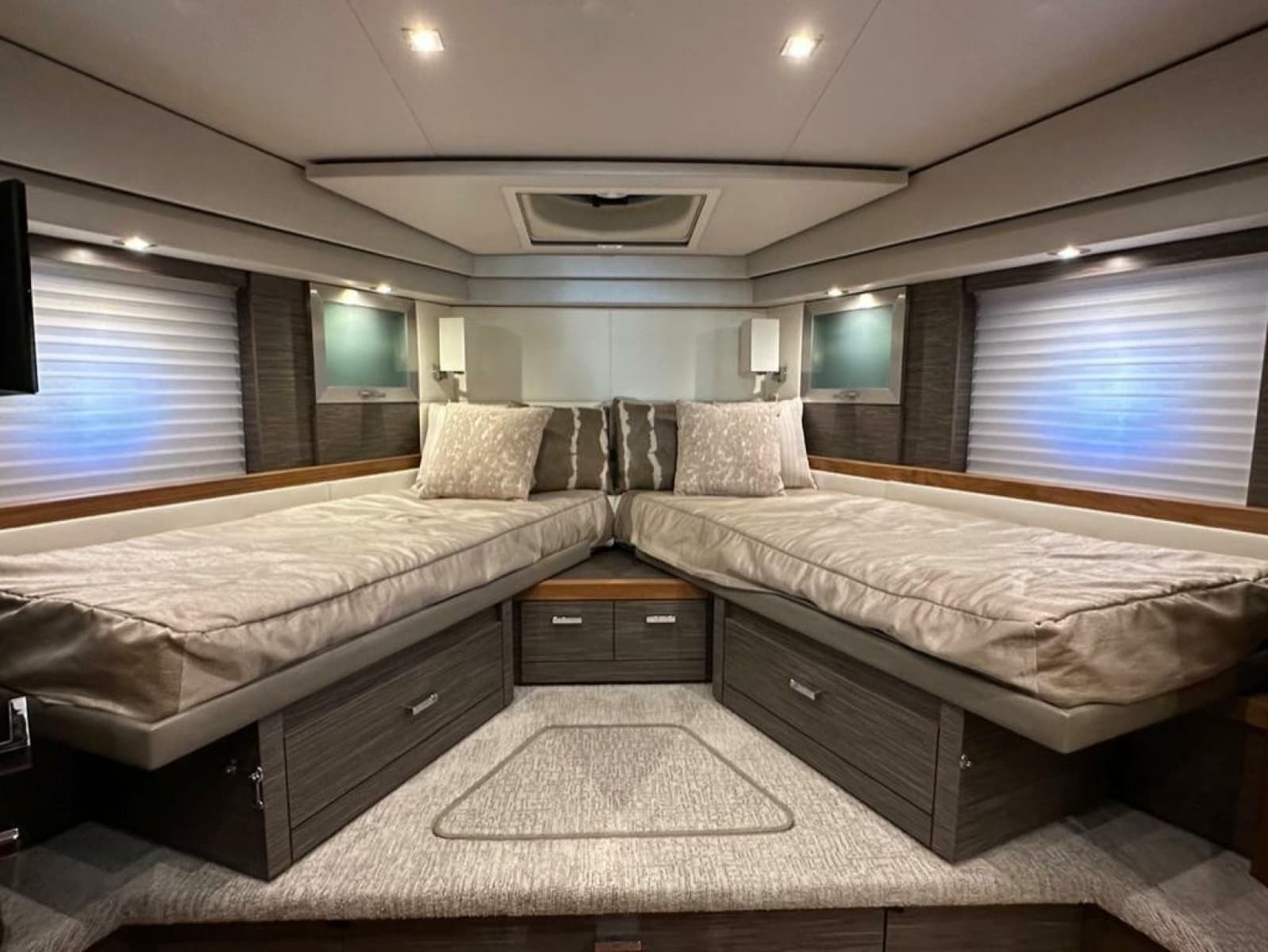 2019 Tiara Yachts C53 Coupe - Photo 19