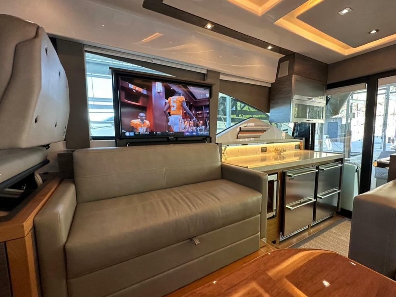 2019 Tiara Yachts C53 Coupe - Photo 6