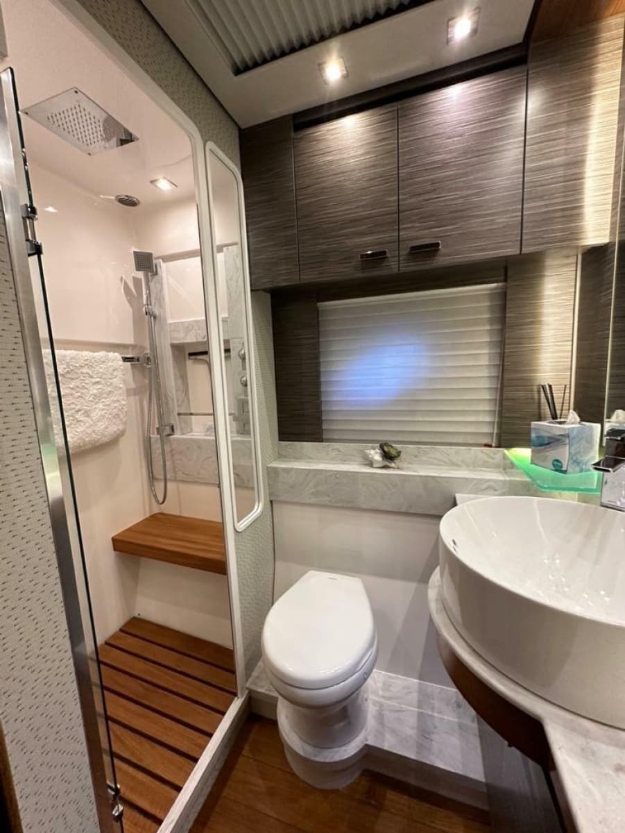 2019 Tiara Yachts C53 Coupe - Photo 17