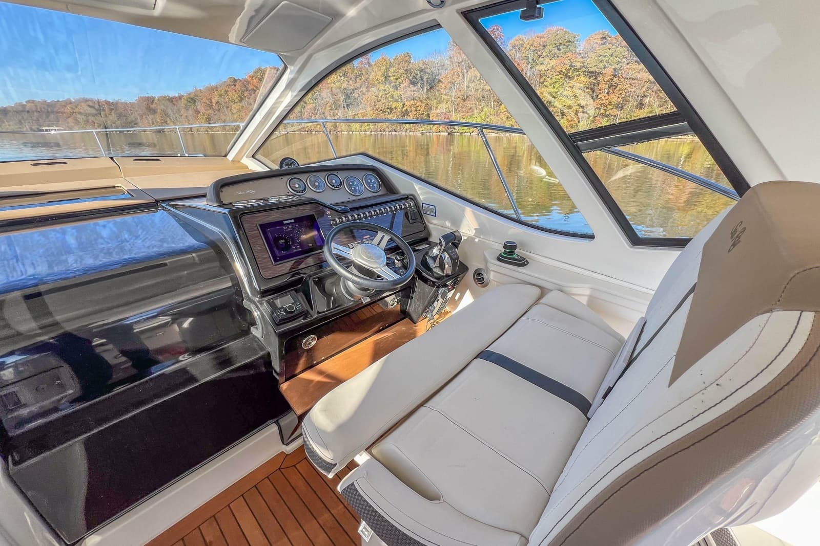 2018 Sea Ray Sundancer 350 Coupe - Photo 25