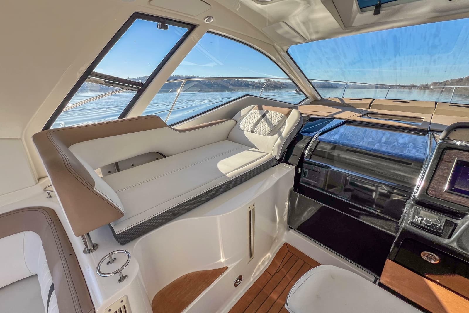 2018 Sea Ray Sundancer 350 Coupe - Photo 17