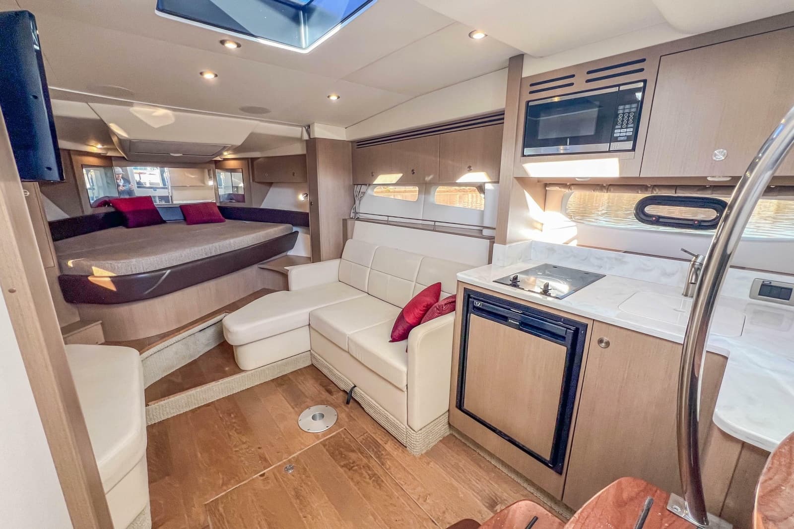 2018 Sea Ray Sundancer 350 Coupe - Photo 29