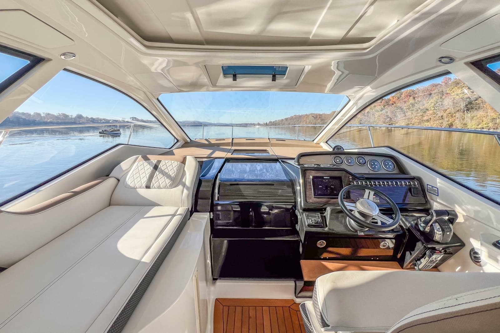 2018 Sea Ray Sundancer 350 Coupe - Photo 26