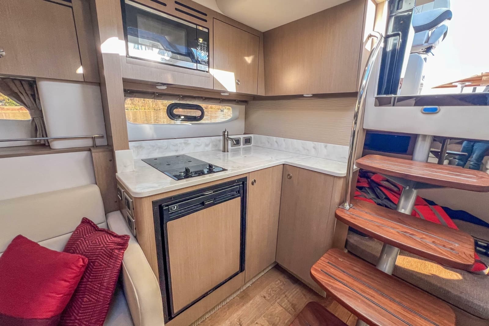 2018 Sea Ray Sundancer 350 Coupe - Photo 30