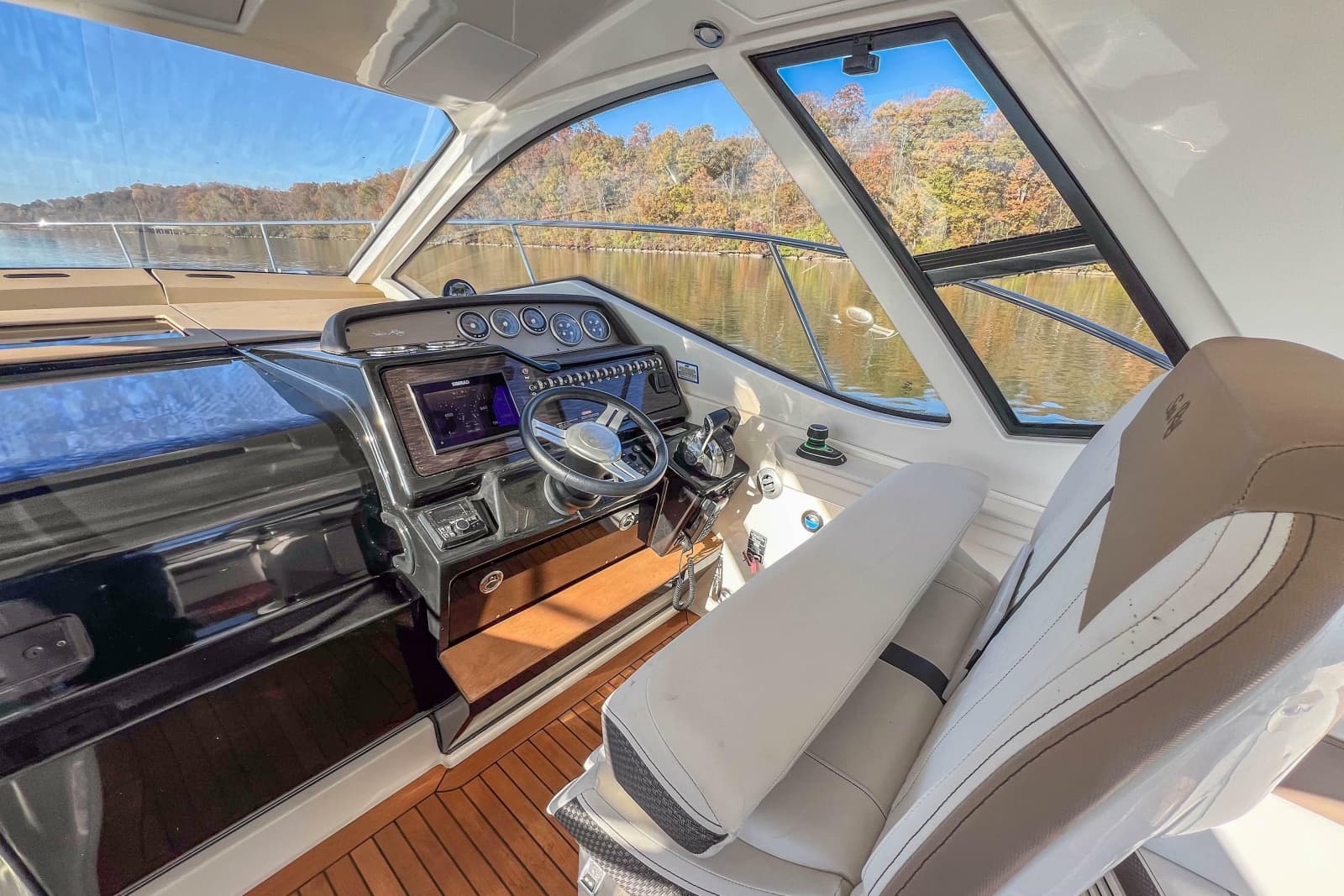 2018 Sea Ray Sundancer 350 Coupe - Photo 15