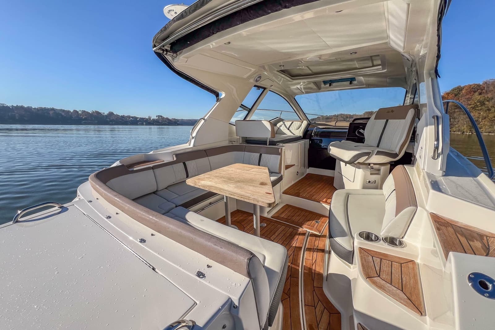 2018 Sea Ray Sundancer 350 Coupe - Photo 24