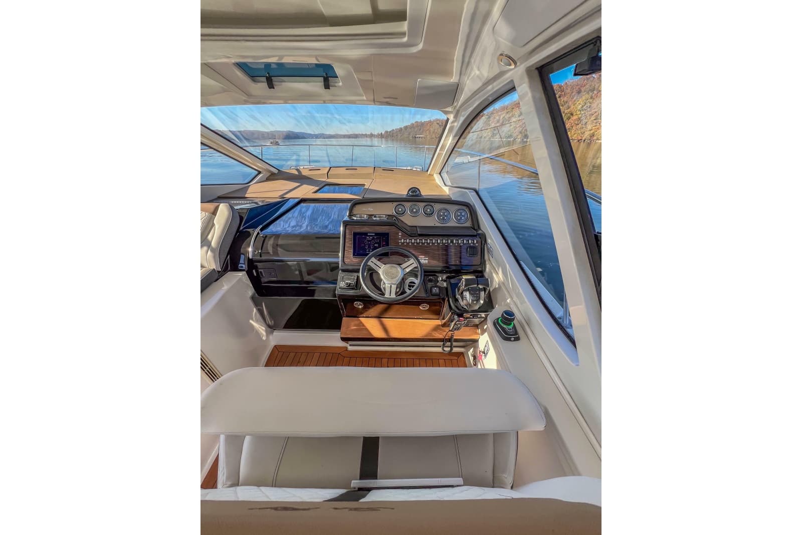 2018 Sea Ray Sundancer 350 Coupe - Photo 23