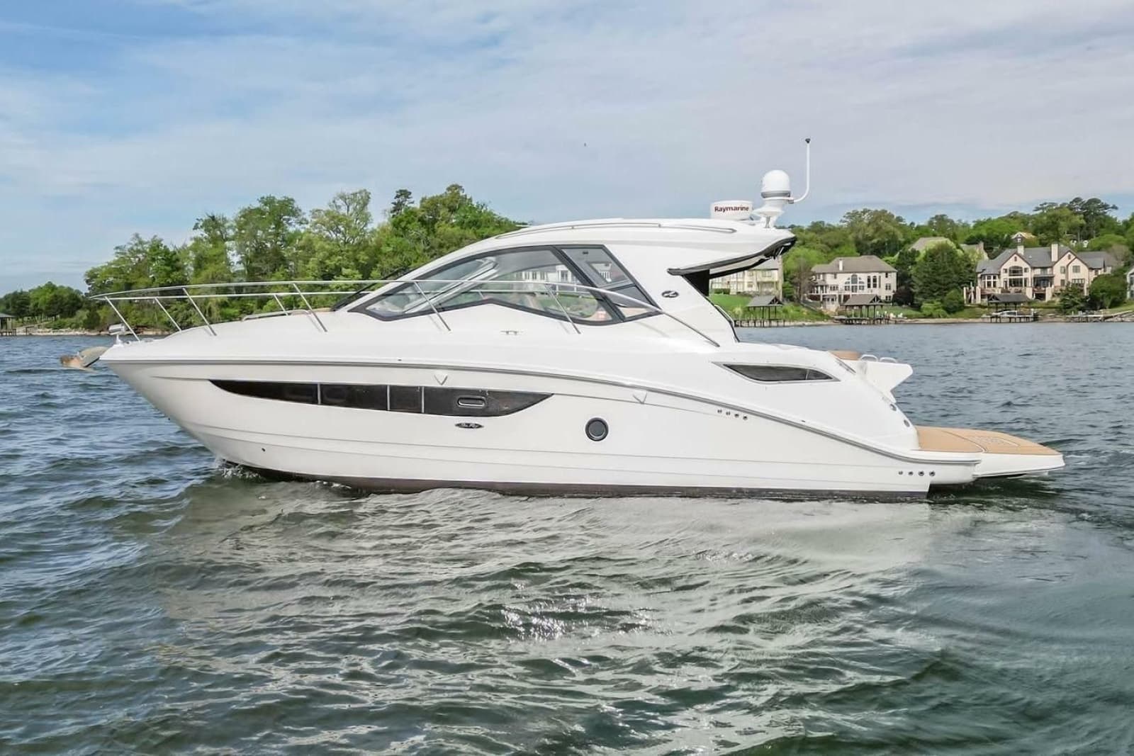 2017 Sea Ray Sundancer 350 Coupe - Photo 10