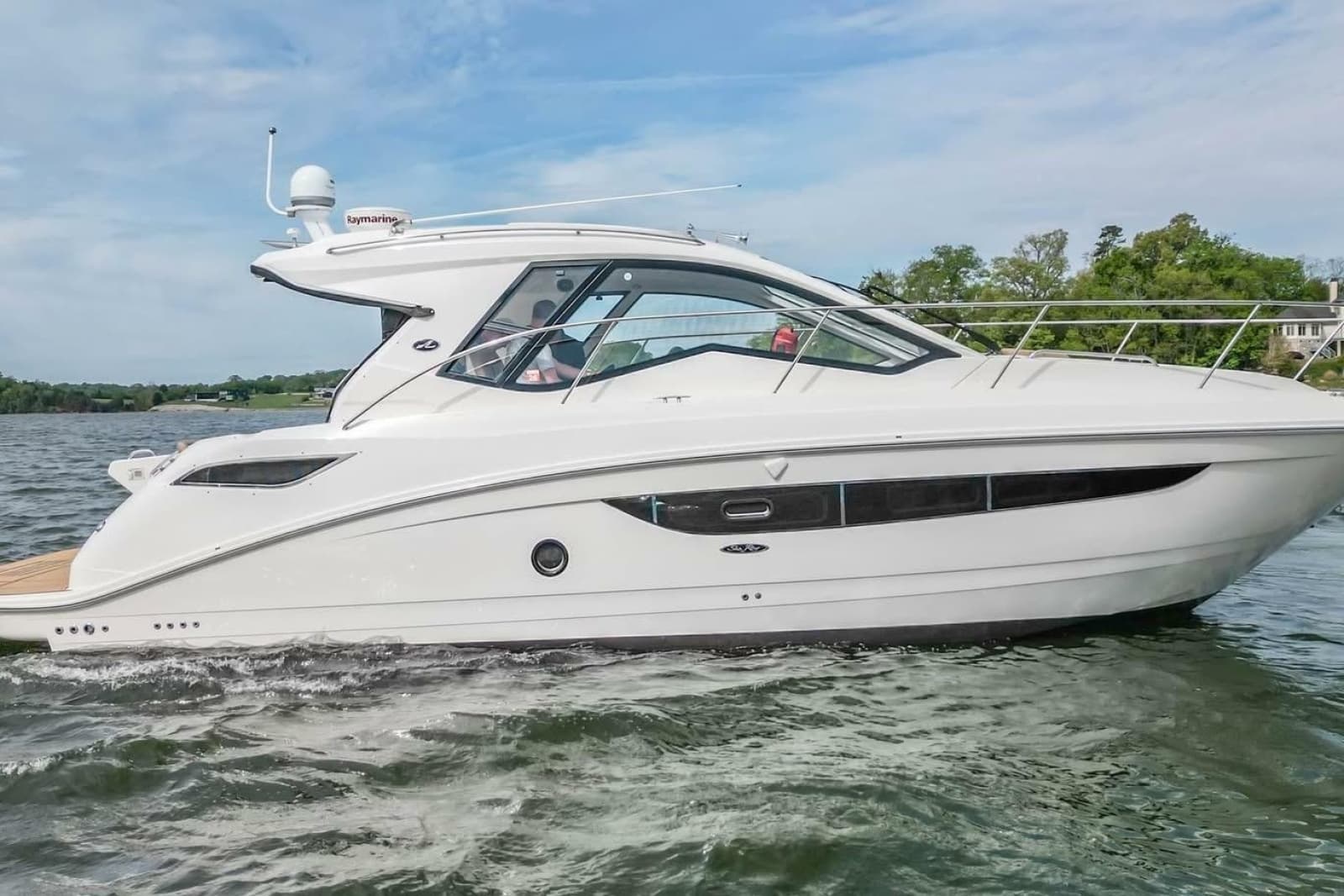 2017 Sea Ray Sundancer 350 Coupe - Photo 11