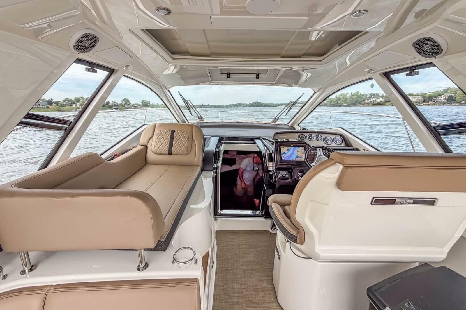 2017 Sea Ray Sundancer 350 Coupe - Photo 24