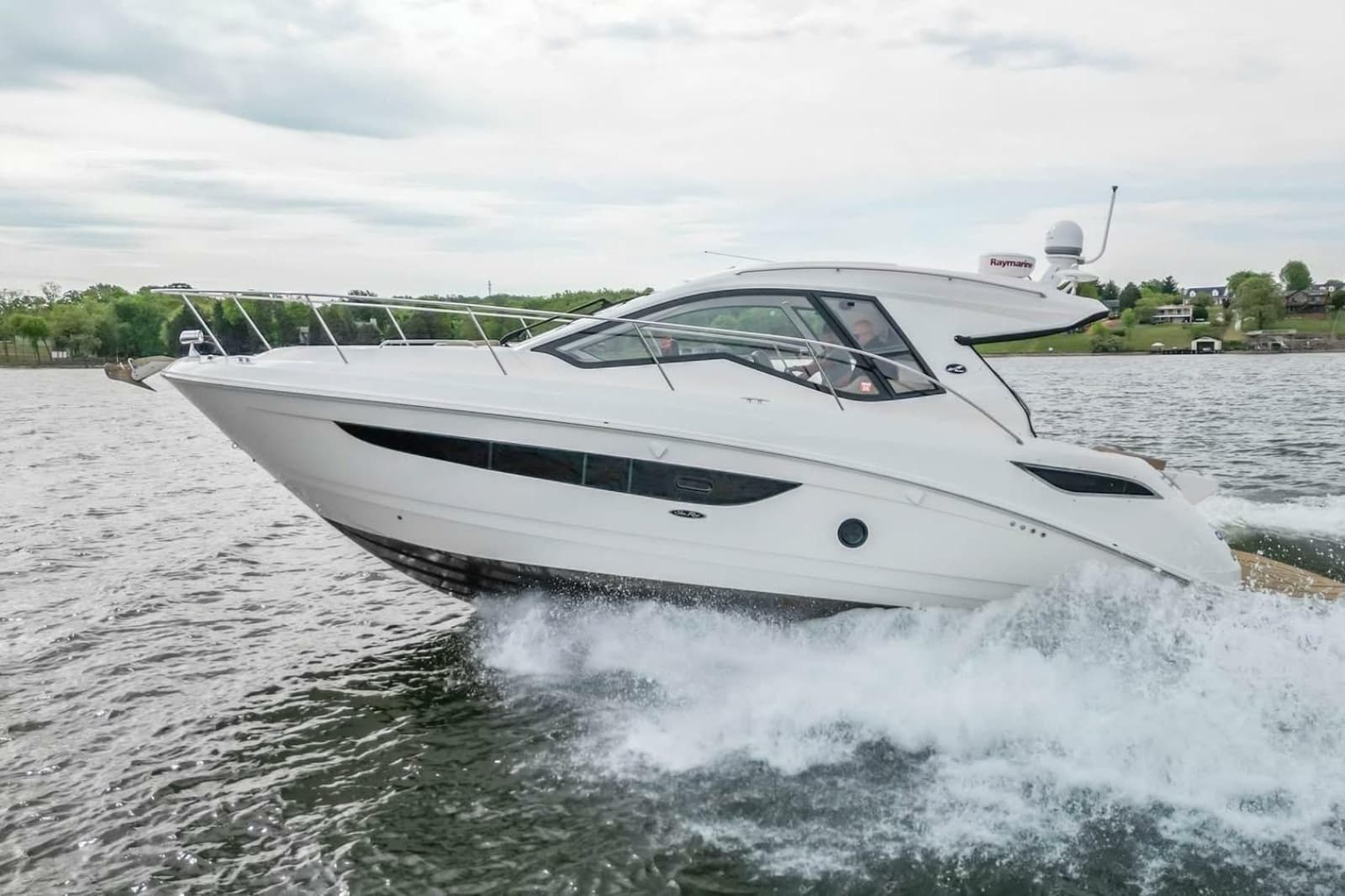 2017 Sea Ray Sundancer 350 Coupe - Photo 2