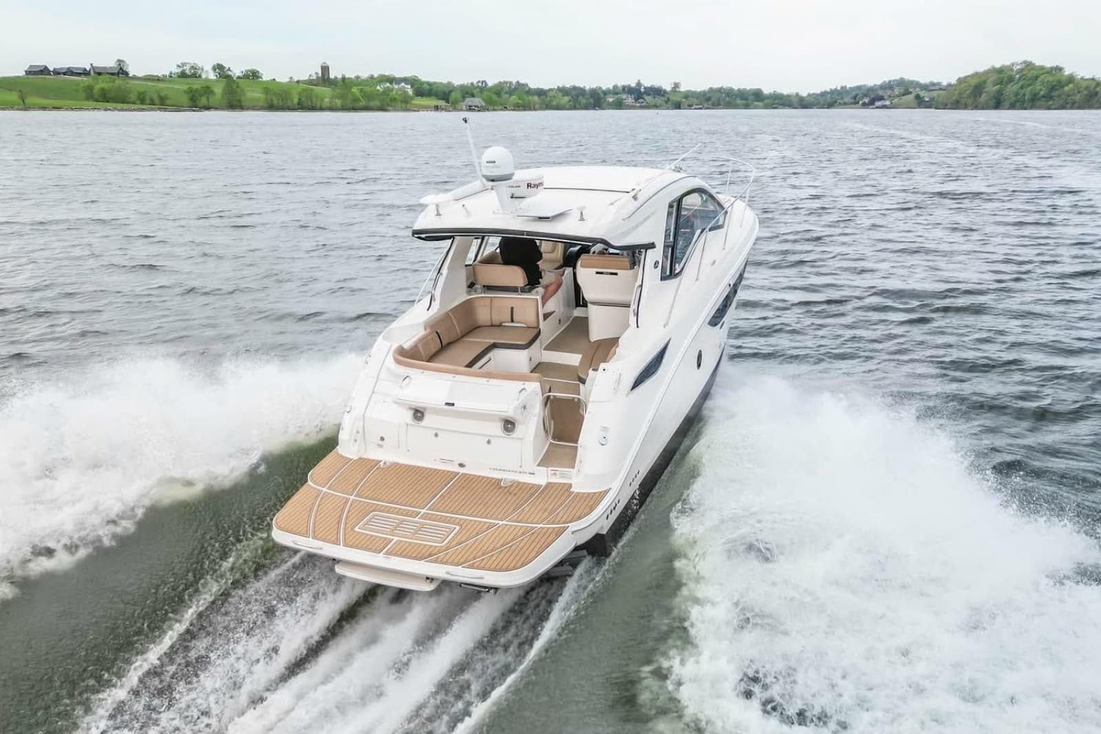 2017 Sea Ray Sundancer 350 Coupe - Photo 8
