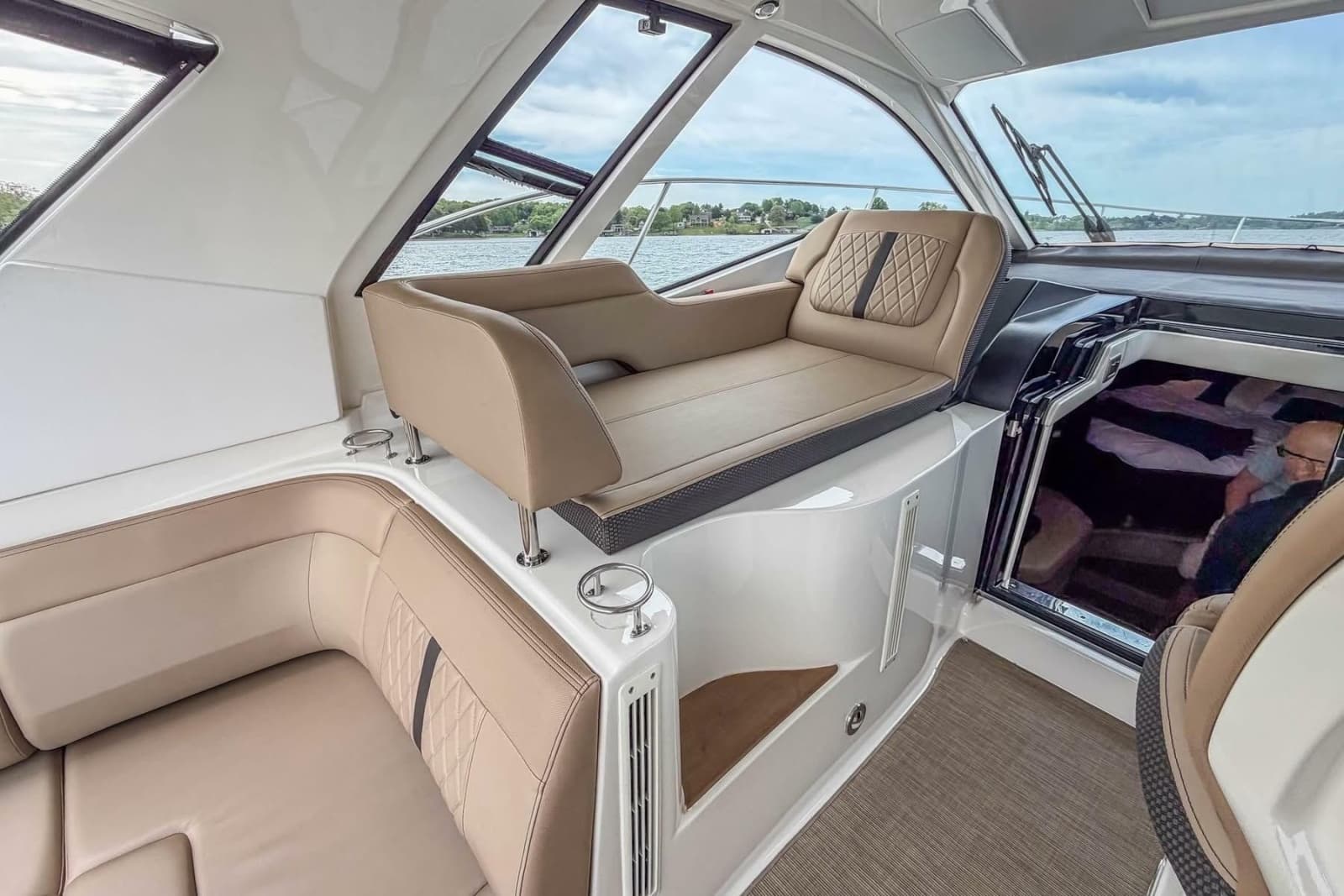 2017 Sea Ray Sundancer 350 Coupe - Photo 25