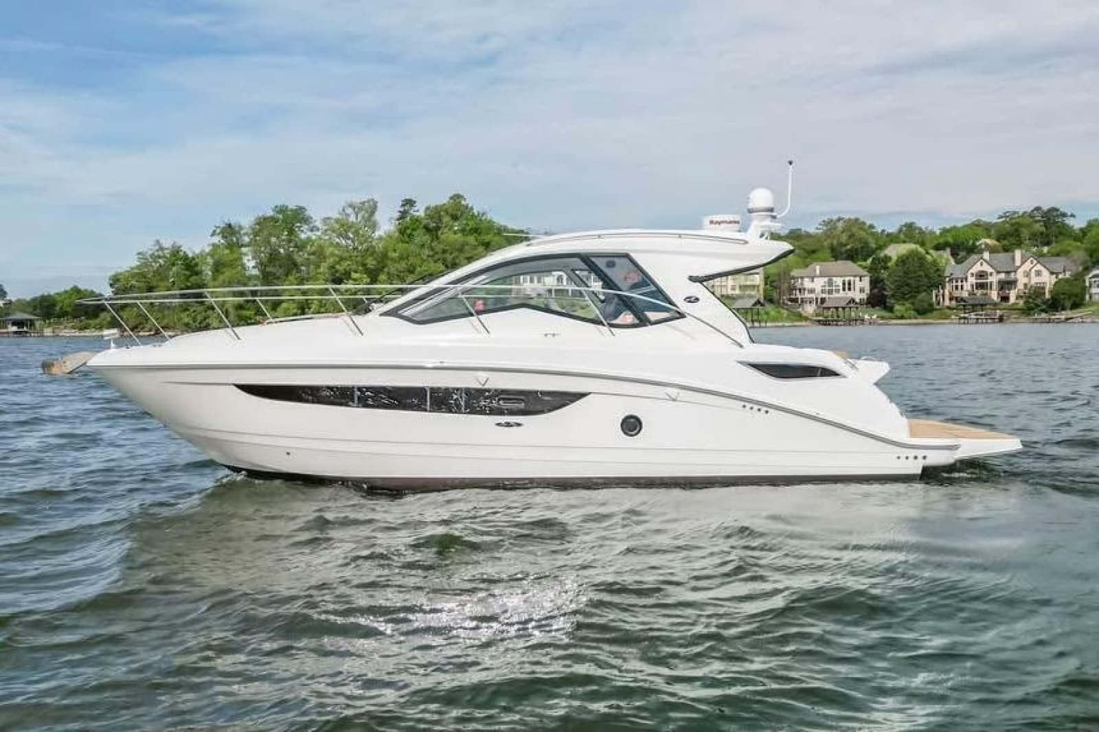 2017 Sea Ray Sundancer 350 Coupe - Photo 4