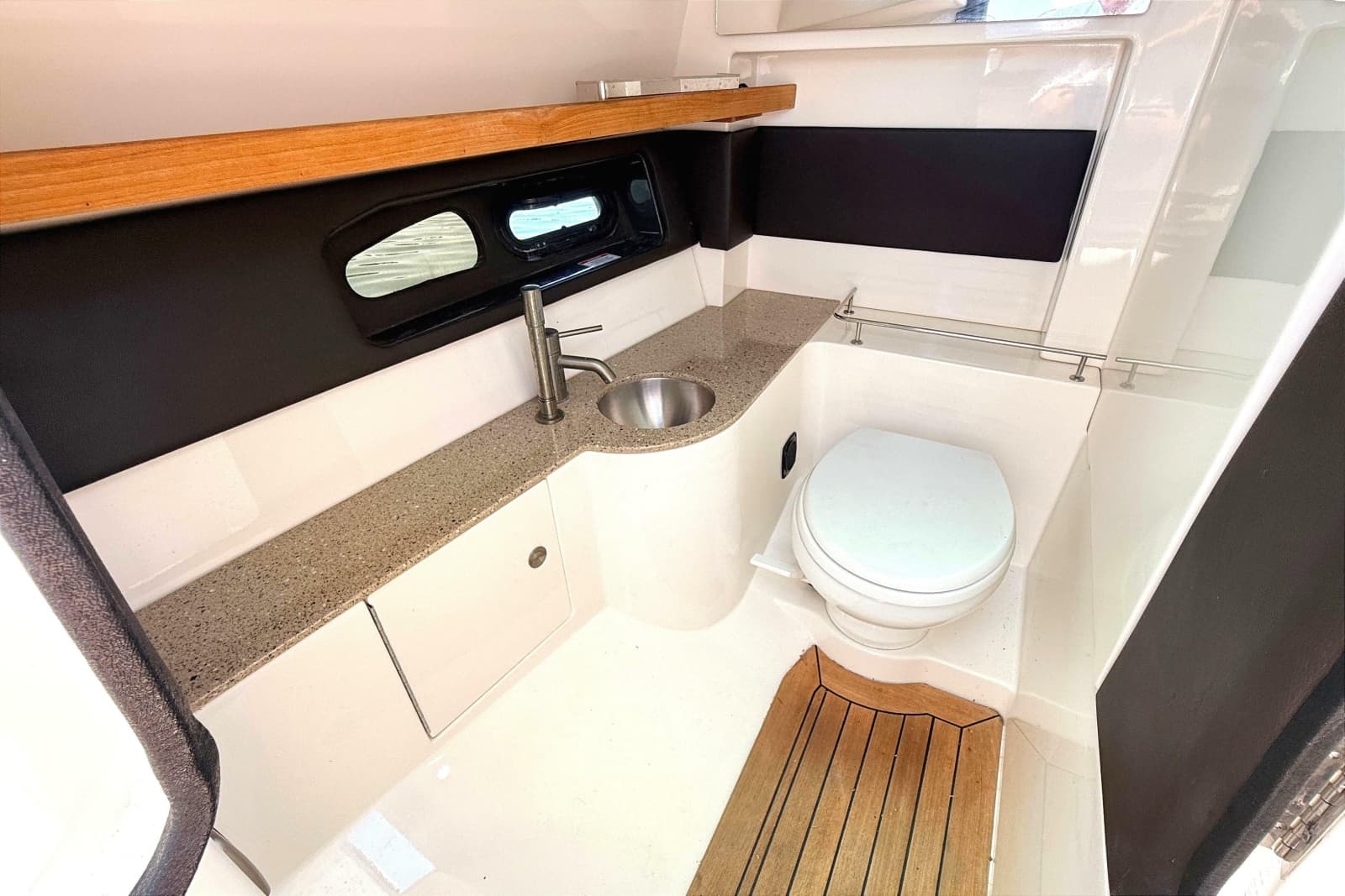 2016 Sea Ray SLX 350 - Photo 25