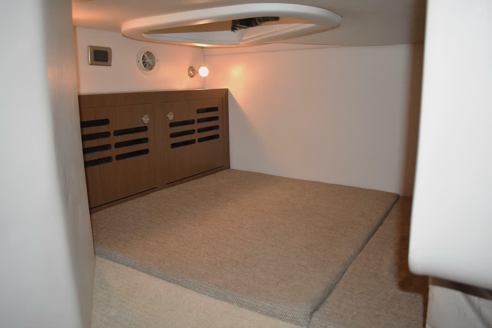 2016 Sea Ray Sundancer 310 - Photo 38
