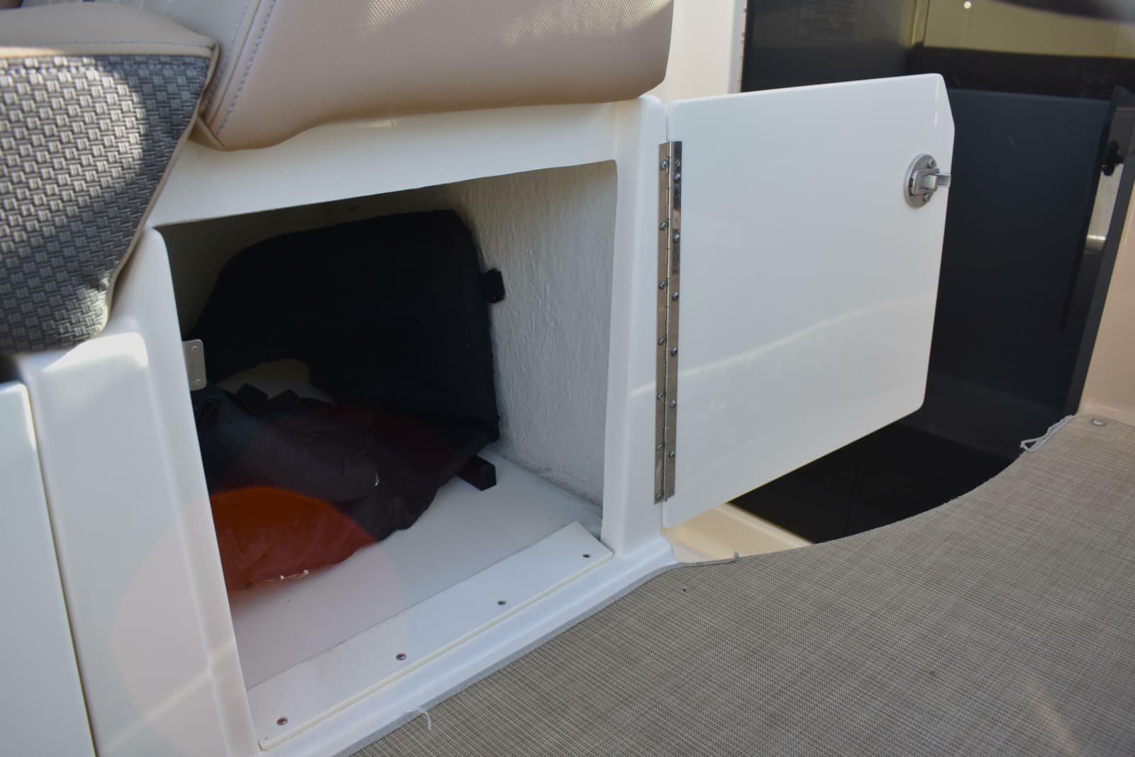 2016 Sea Ray Sundancer 310 - Photo 25