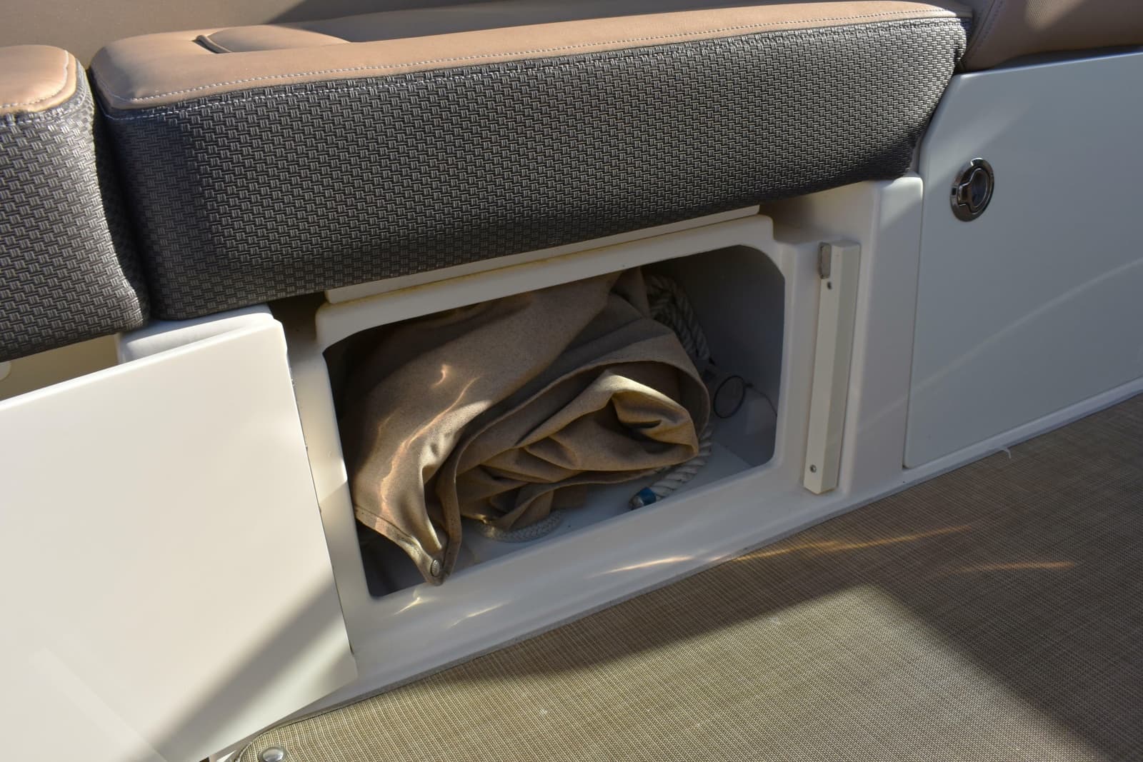 2016 Sea Ray Sundancer 310 - Photo 24