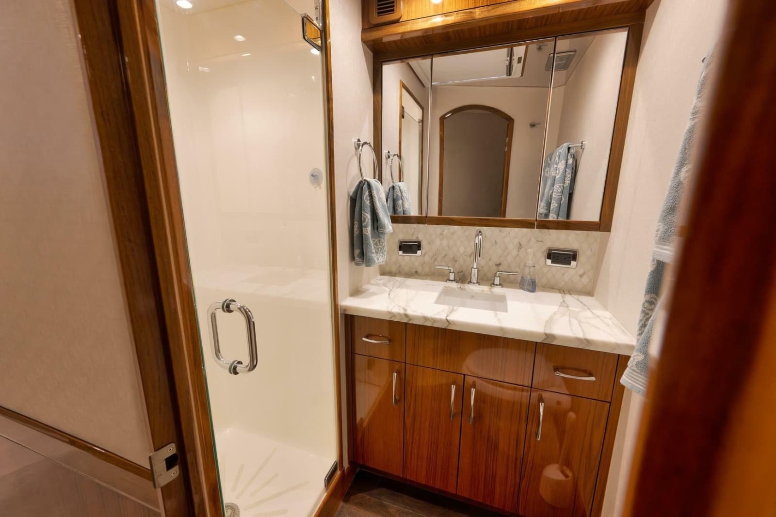 2015 Hatteras GT70 - Photo 54